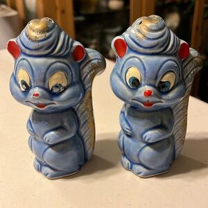 Vintage squirrels, salt and pepper shakers year 1998